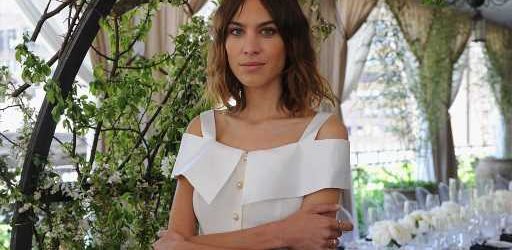 Alexa Chung y el bañador con escote cuadrado