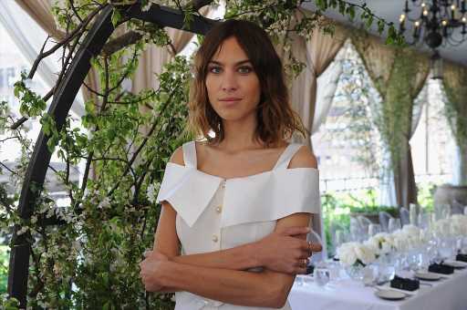 Alexa Chung y el bañador con escote cuadrado