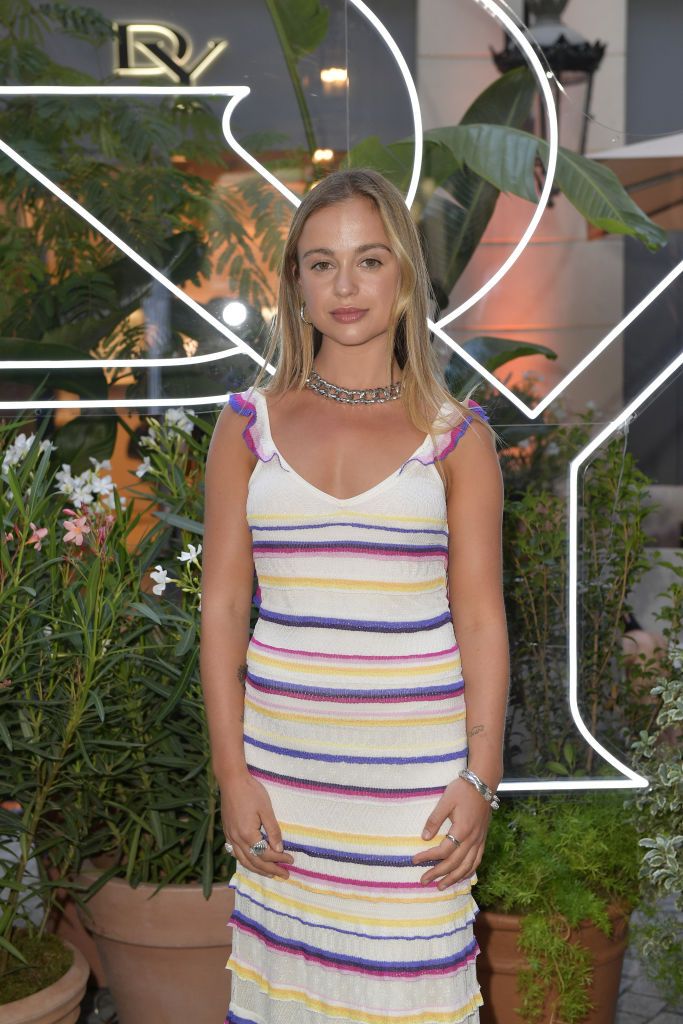 Amelia Windsor se apunta a la camisa de flores que triunfa este verano 2022