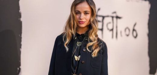 Amelia Windsor tiene las zapatillas blancas rebajadas del verano