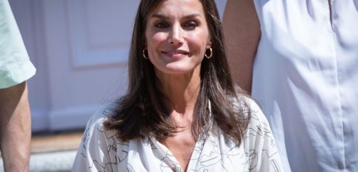 Doña Letizia estrena el vestido de flores de Hugo Boss