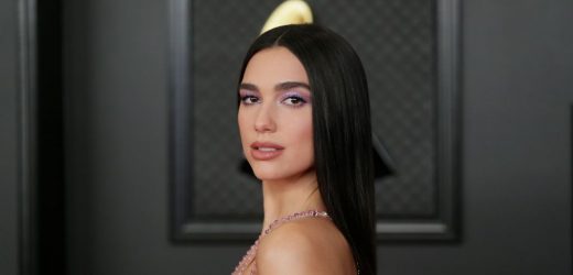 Dua Lipa apuesta por un corsé militar 'made in Spain'