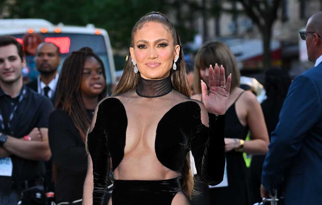 Jennifer Lopez y el vestido negro ideal para viajar a París