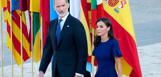 La reina Letizia estrena Carolina Herrera azul