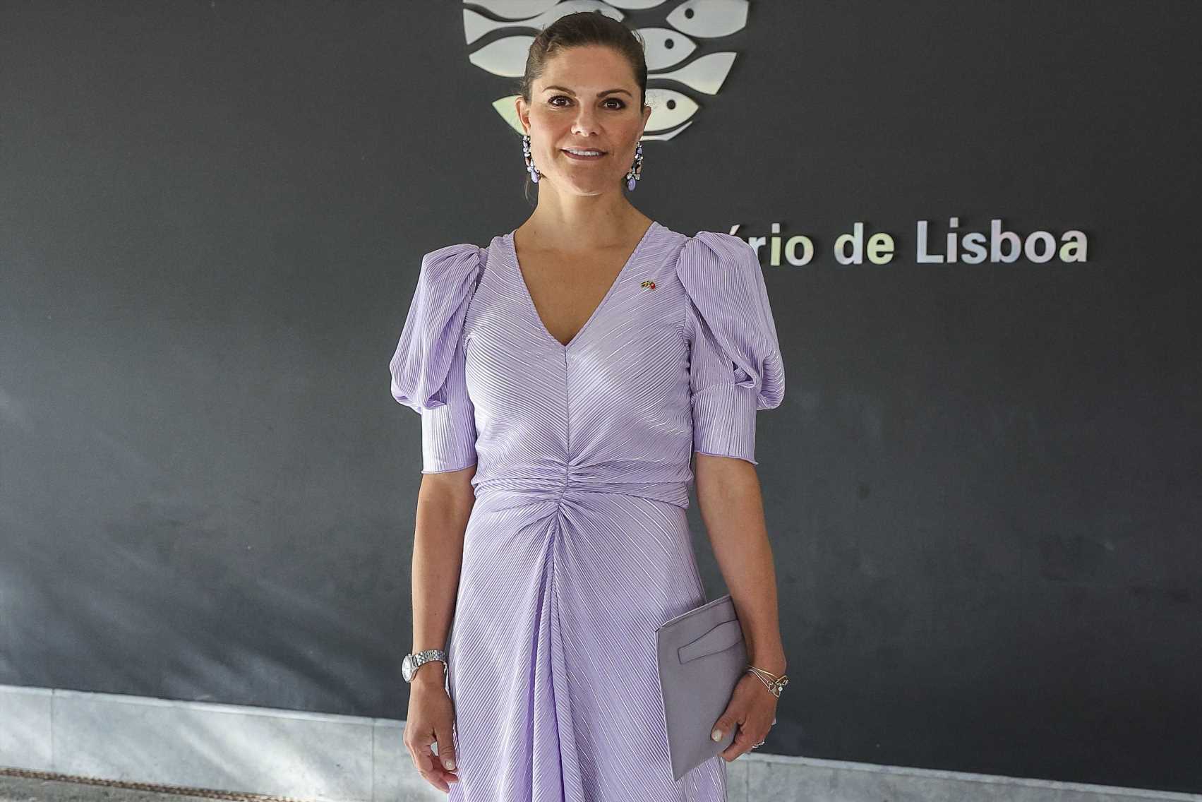 Victoria de Suecia combina un vestido estampado con alpargatas