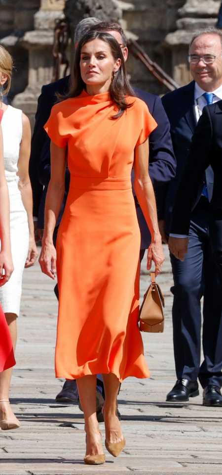 La Reina Letizia apuesta por el naranja en la Ofrenda de Santiago