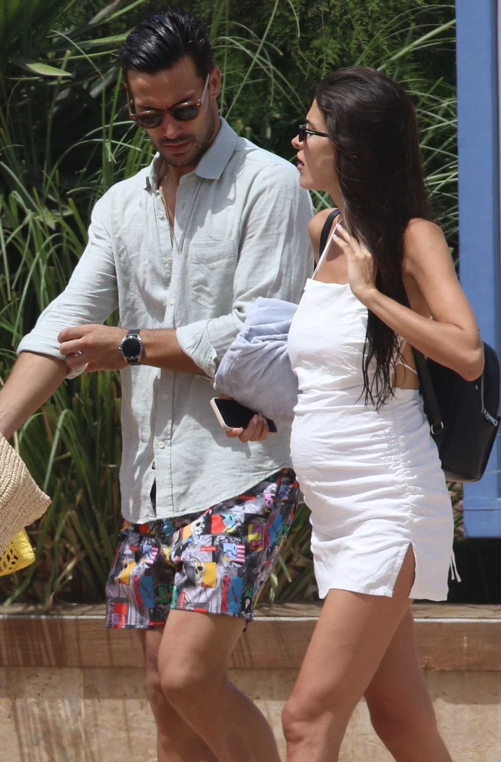 Lidia Torrent y Jaime Astrain pasean embarazo felices por las calles de Ibiza