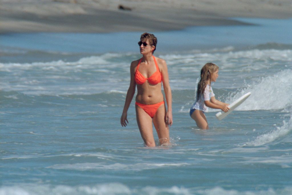 El bikini naranja que llevó Lady Di en 1993 es tendencia
