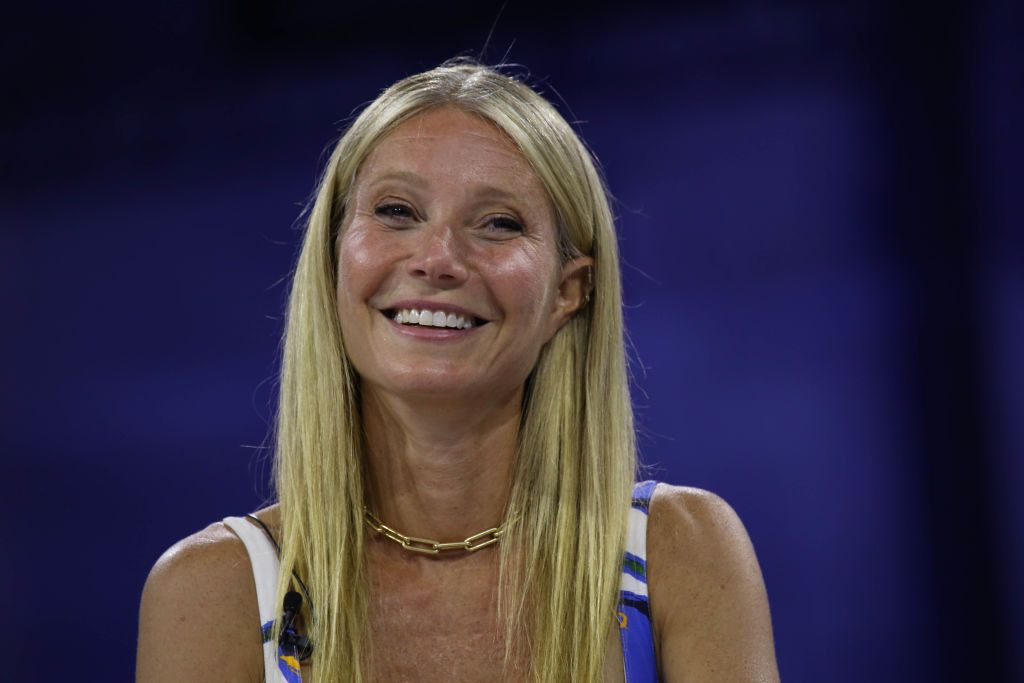 Gwyneth Paltrow presume de piernas con minivestido