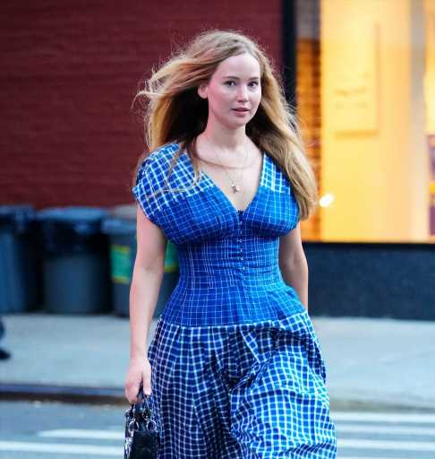 Jennifer Lawrence apuesta por zapatillas retro Reebok