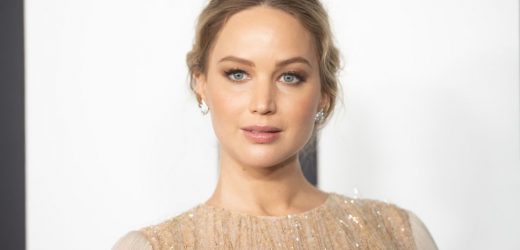 Jennifer Lawrence, con vaqueros anchos y 'crop top'