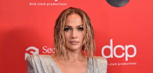 Jennifer Lopez luce el chándal más atrevido del verano