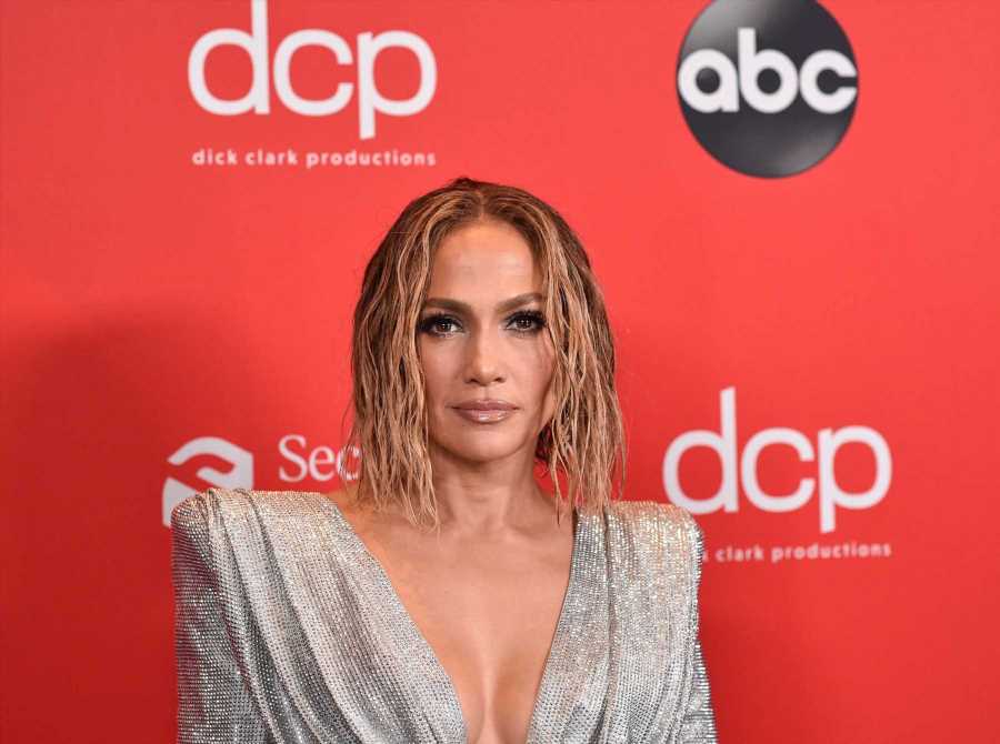 Jennifer Lopez luce el chándal más atrevido del verano