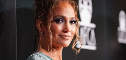 Jennifer Lopez y el vestido blanco más versátil del otoño