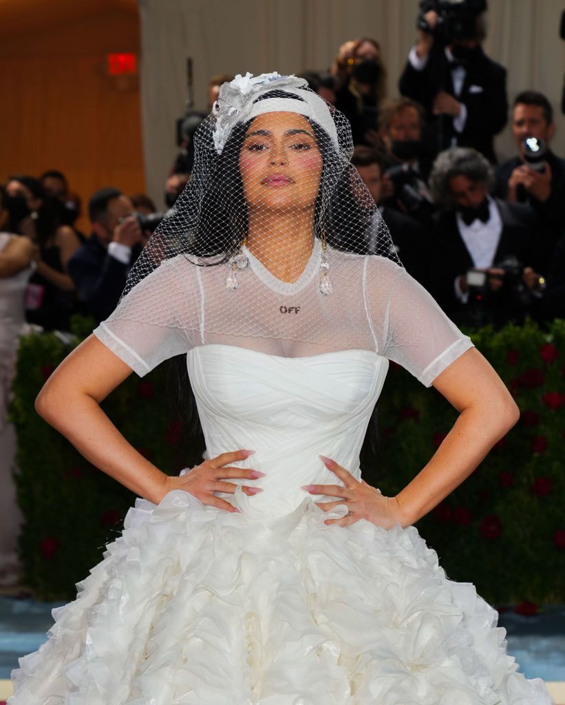 Kylie Jenner rinde homenaje a Rosalía con su nueva manicura