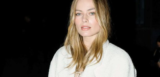 Margot Robbie elige bikini de rayas y falda a juego en Ibiza