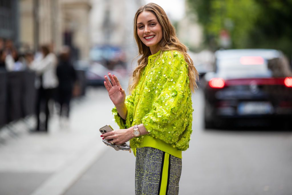 Olivia Palermo dice sí camisa blanca con flores bordadas