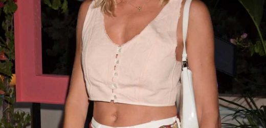 Sienna Miller y el look con pantalones blancos en Ibiza