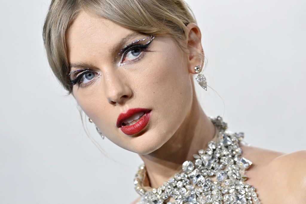 Tylor Swift, con delineado brillante: tendencia a la vista