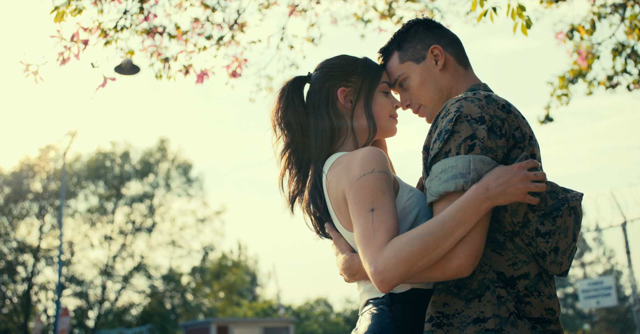 ‘Corazones malheridos’: un romance entre polos opuestos con el canto de Sofia Carson