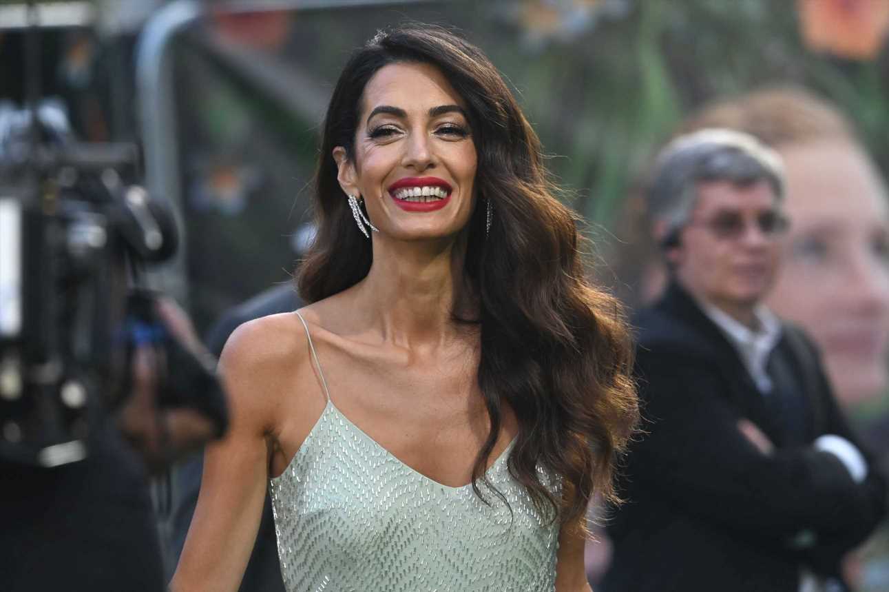 Amal Clooney presume de piernas con falda 'animal print'