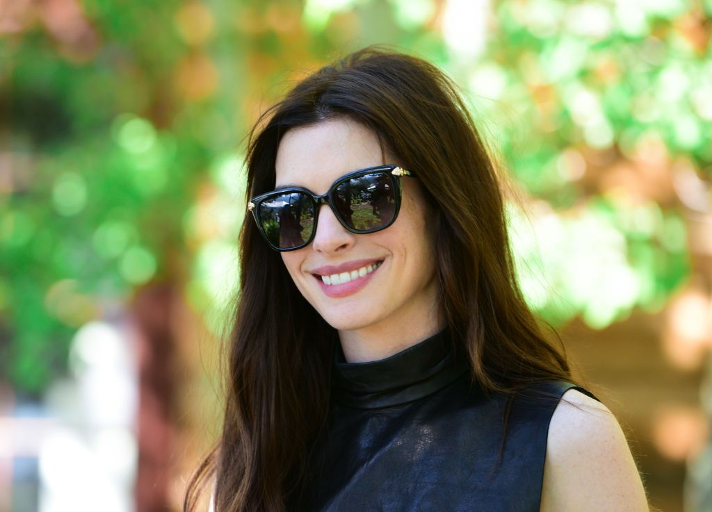 Anne Hathaway deslumbra con vestido de flecos en NYFW