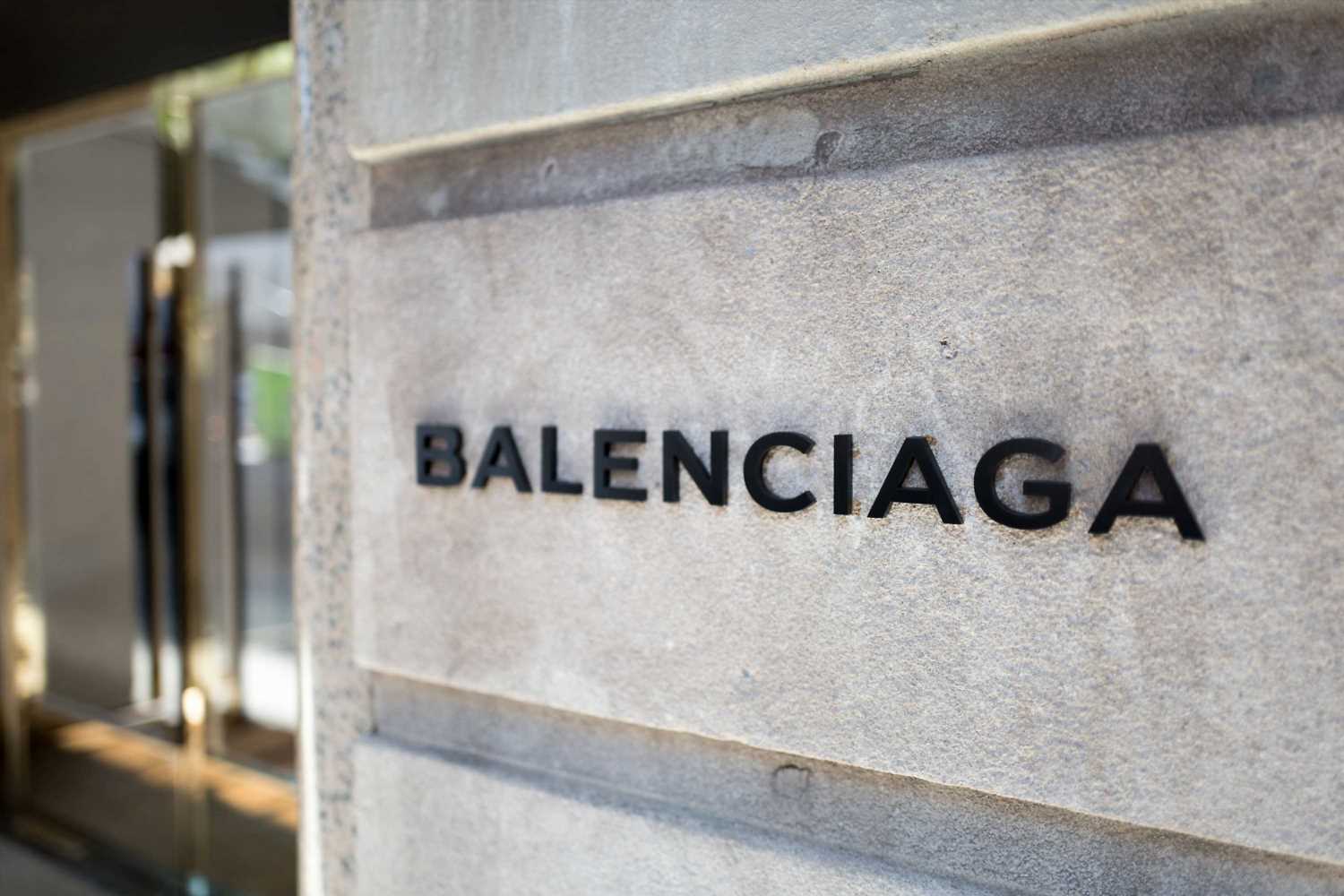 Balenciaga lanza su propio programa de reventa de prendas