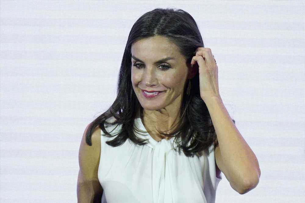 Doña Letizia, blusa de Adolfo Domínguez y sttilettos cómodos