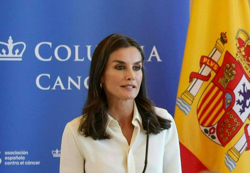 Doña Letizia estrena vestido blanco de Ralph Lauren