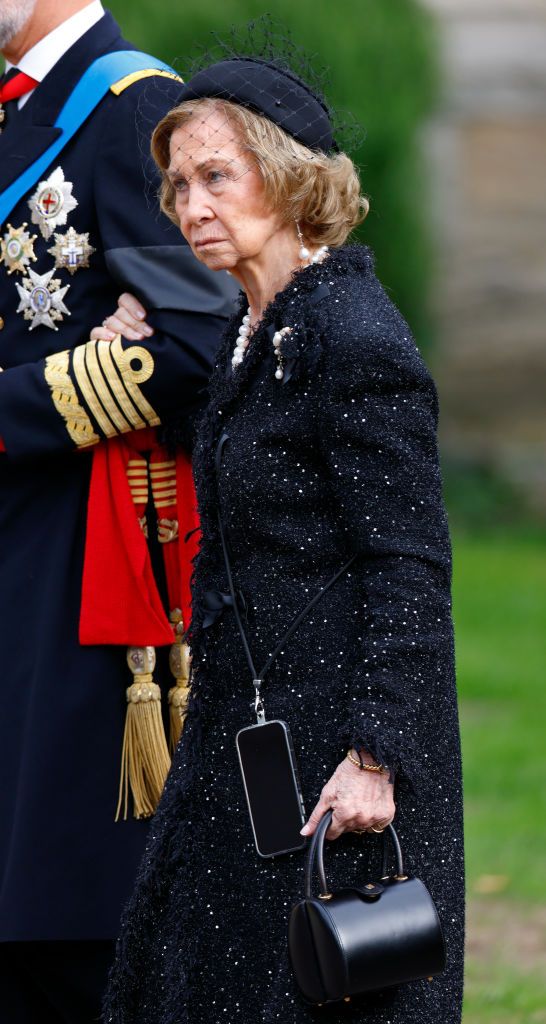 Doña Sofía lleva el móvil al cuello al funeral de Isabel II