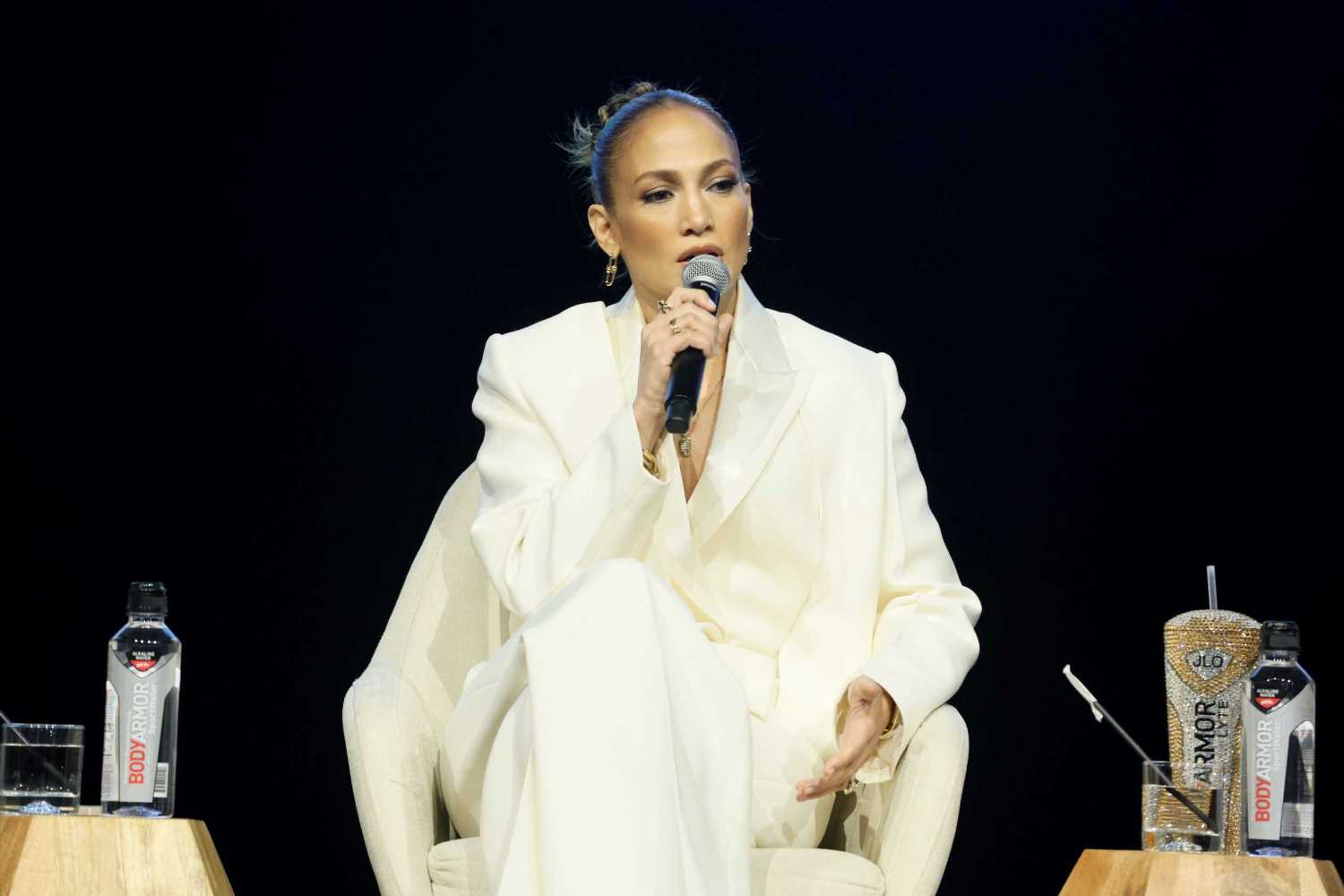 El traje de chaqueta blanco de Jennifer Lopez para novias