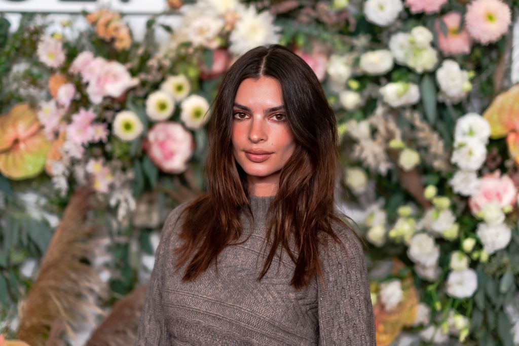 Emily Ratajkowski y las zapatillas blancas que viste sin parar