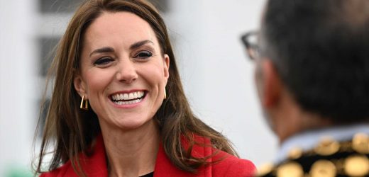 Kate Middleton estrena abrigo con guiño a Lady Di en Gales