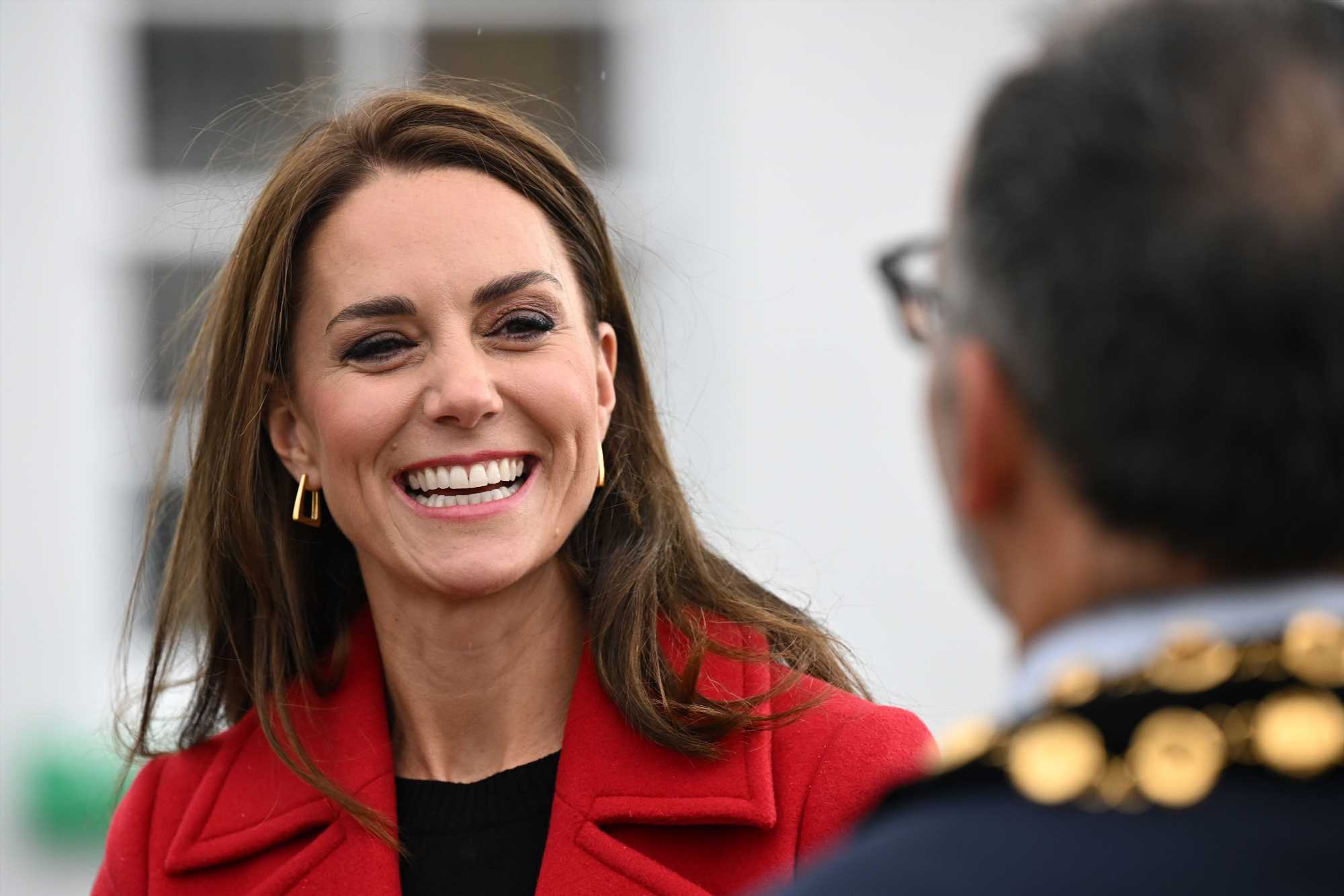 Kate Middleton estrena abrigo con guiño a Lady Di en Gales
