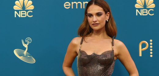 La manicura de chocolate de Lily James se hace con este esmalte