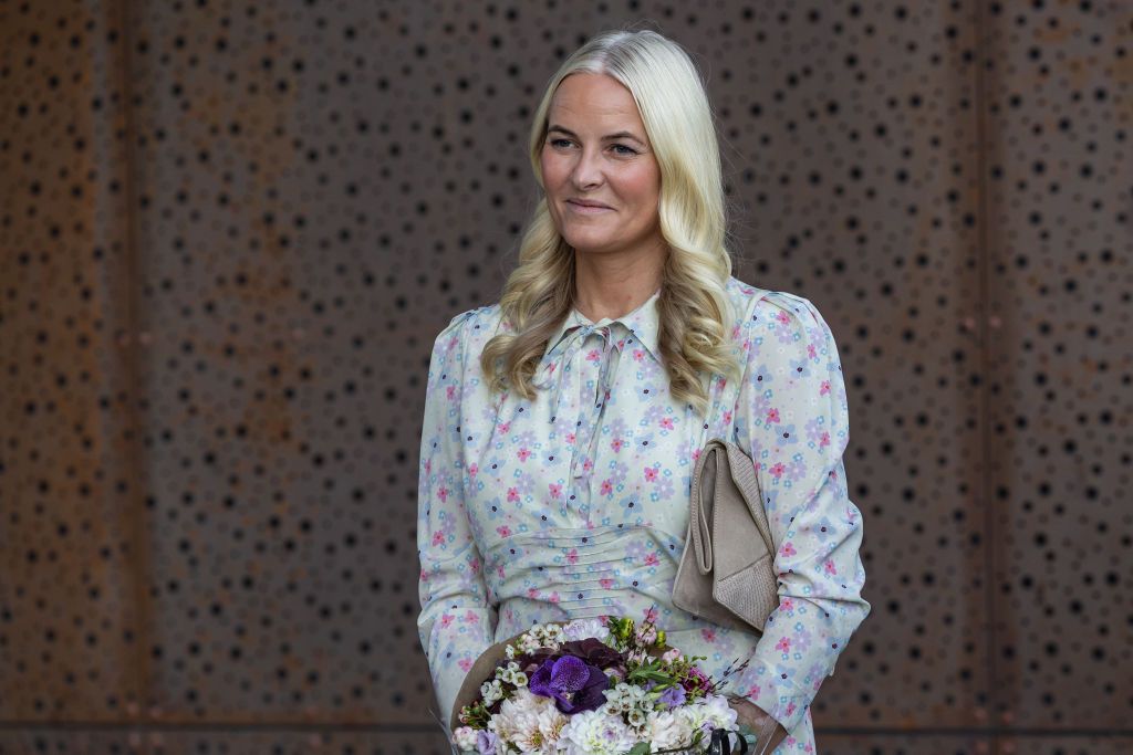La princesa Mette-Marit de Noruega combina un vestido de H&M con la americana más atemporal