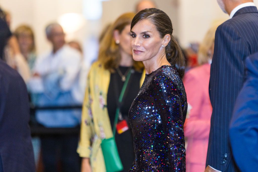 La reina Letizia estrena un favorecedor vestido de lentejuelas