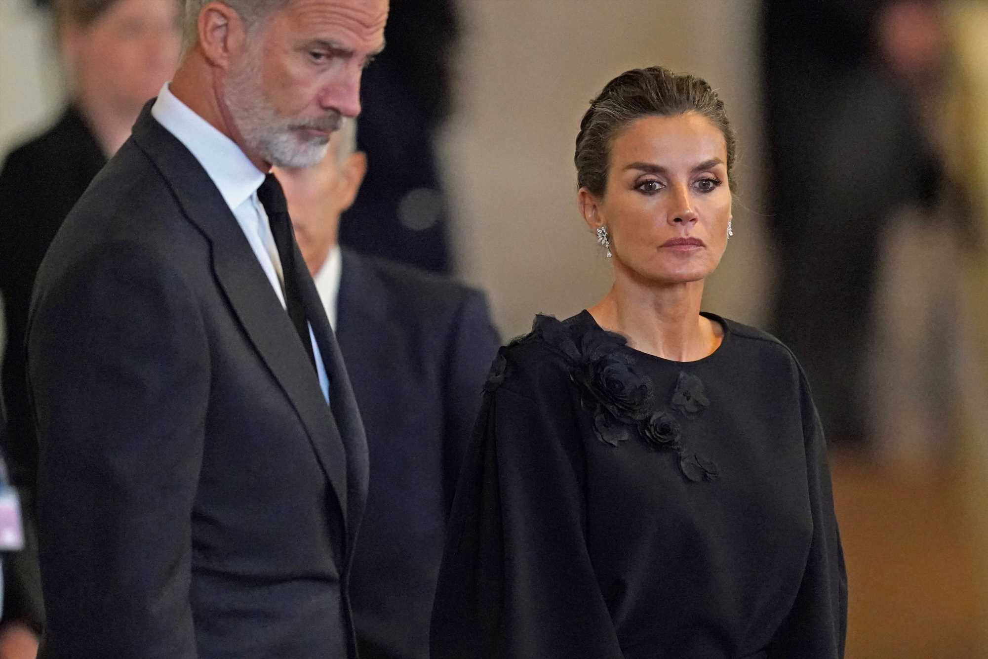 La reina Letizia rinde homenaje a Isabel II con sus joyas