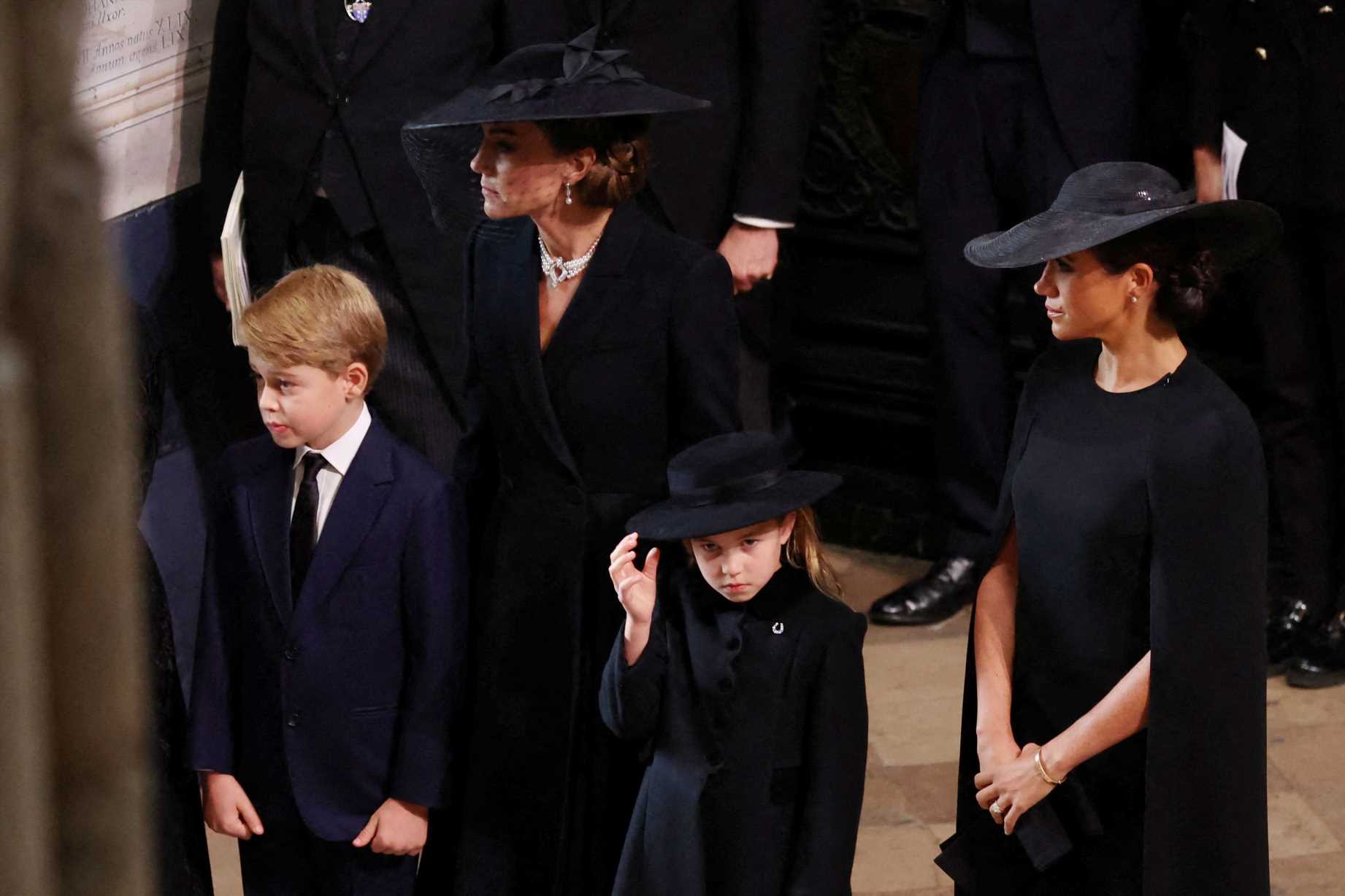 Los príncipes George y Charlotte, en el funeral de Isabel II