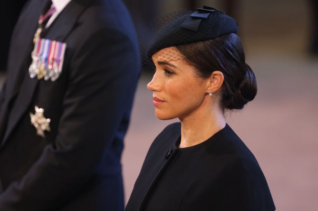 Meghan Markle se inspira en el bolso Launer de Isabel II