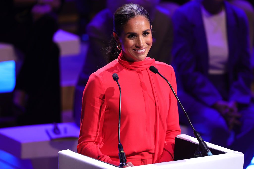 Meghan Markle, vestida de rojo, vuelve a Reino Unido