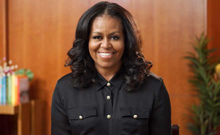 Michelle Obama, aplaudida por lucir trenzas en su pelo