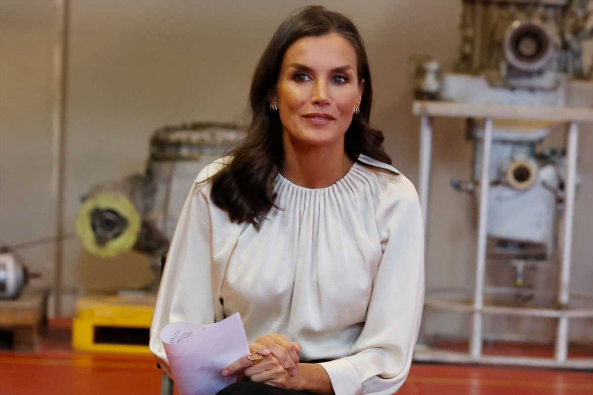 Letizia y el nuevo fichaje de su armario: una blusa con el cuello plisado