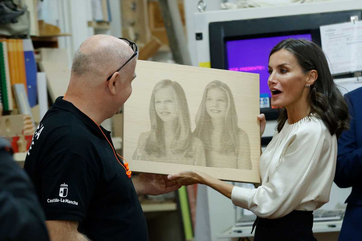 Letizia recibe un regalo muy especial en su visita a Albacete