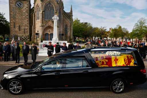 El cuerpo de Isabel II abandona Balmoral con destino Edimburgo