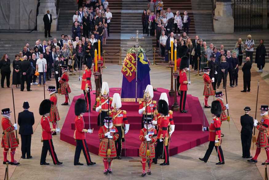 Un guardia sufre un desmayo durante el velatorio de la reina Isabel II en Westminster