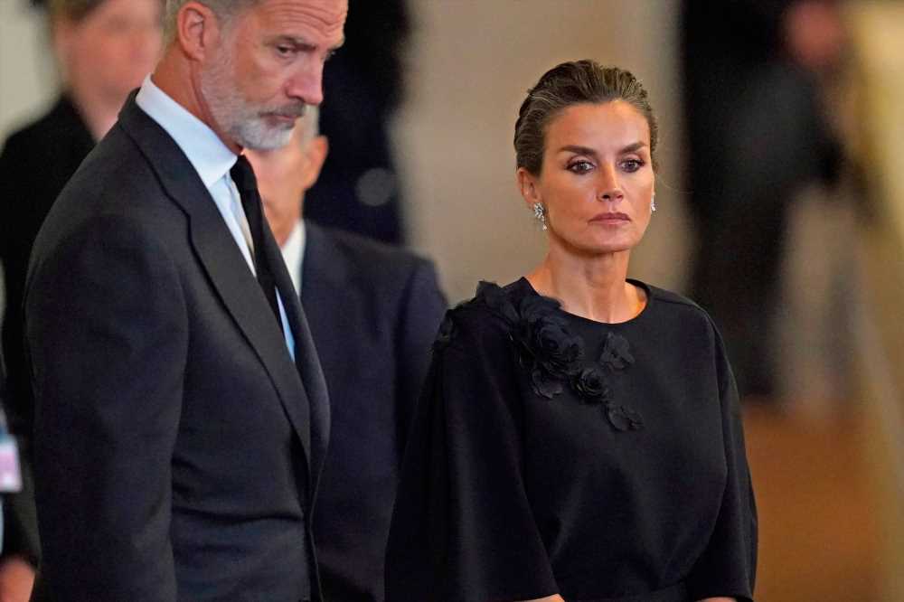 Los Reyes acuden a la capilla ardiente para despedirse de Isabel II