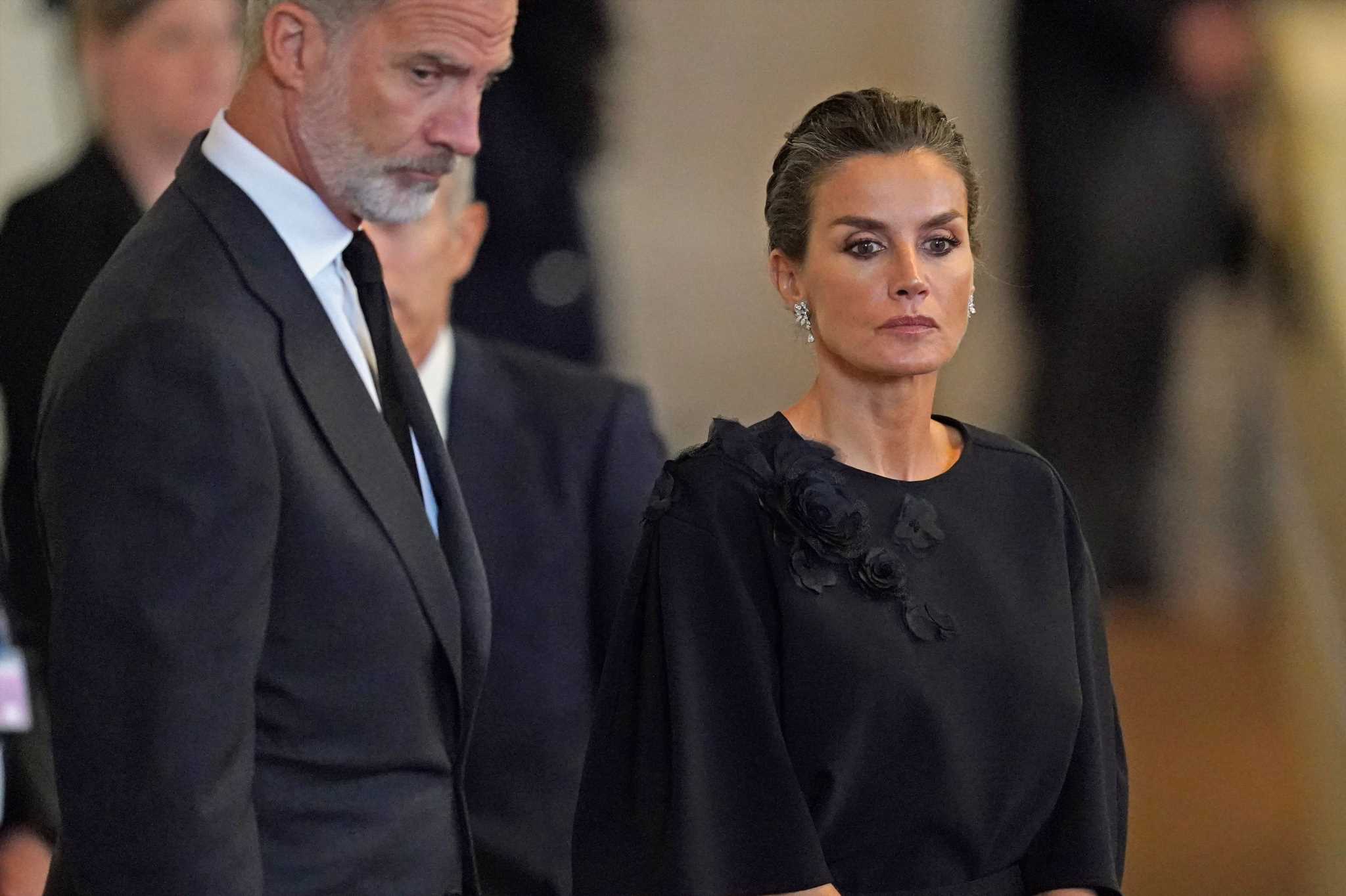 Todos los detalles de los looks de Letizia para rendir homenaje a la reina Isabel II