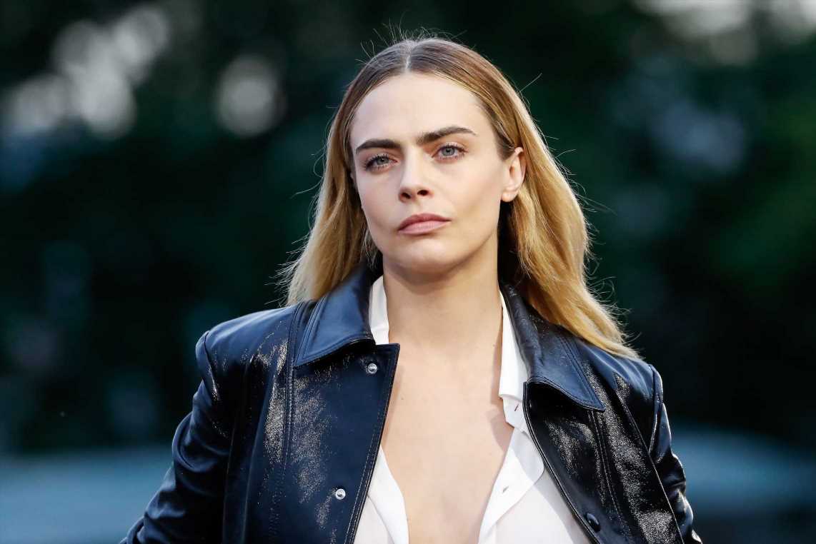 Cara Delevingne deslumbra con traje de chaqueta y sujetador