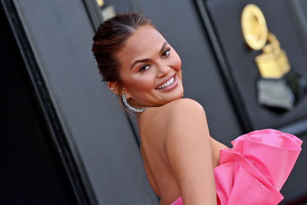 Chrissy Teigen tiene el look para presumir de embarazo